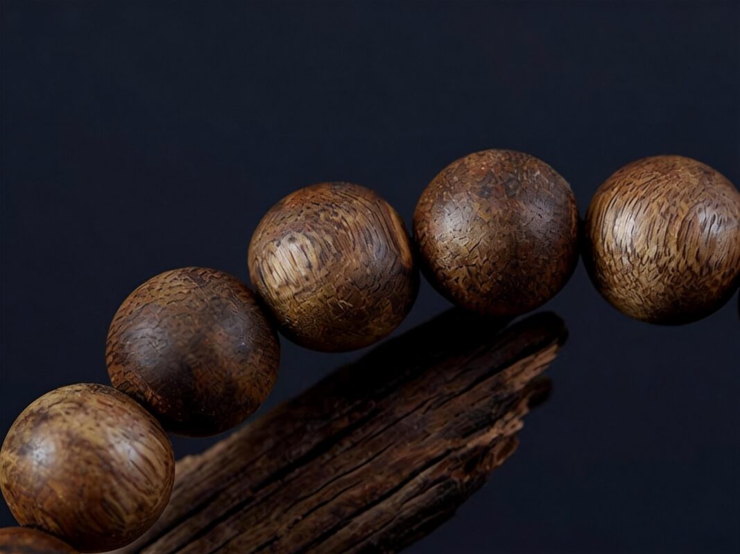 kyara agarwood bracelet close grain,nha trang agarwood bead bracelet,hainan agarwood bracelet natural resin,rare agarwood beads texture detail
