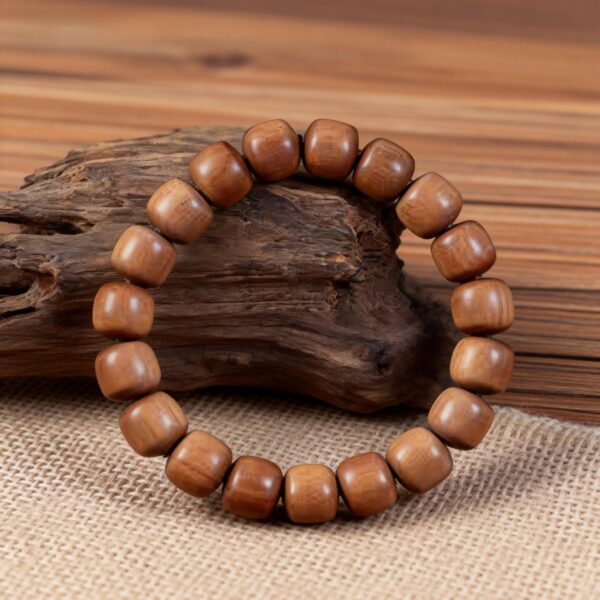 Mysore Sandalwood Barrel Bead Bracelet sinking grade，Oil-rich Indian sandalwood barrel beads close up，Mysore sandalwood bracelet horizontal grain detail，Natural untreated sandalwood barrel bead texture