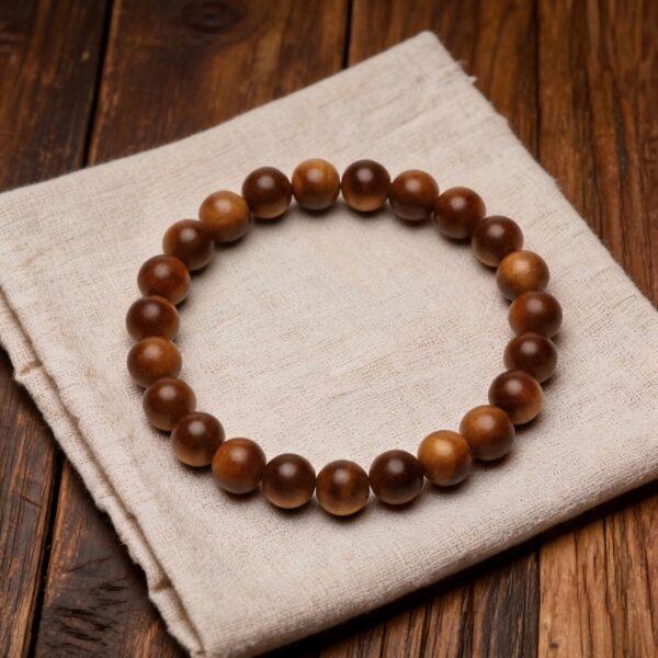 8mm Mysore sandalwood bracelet round bead，how to choose a sandalwood bracelet on wooden table